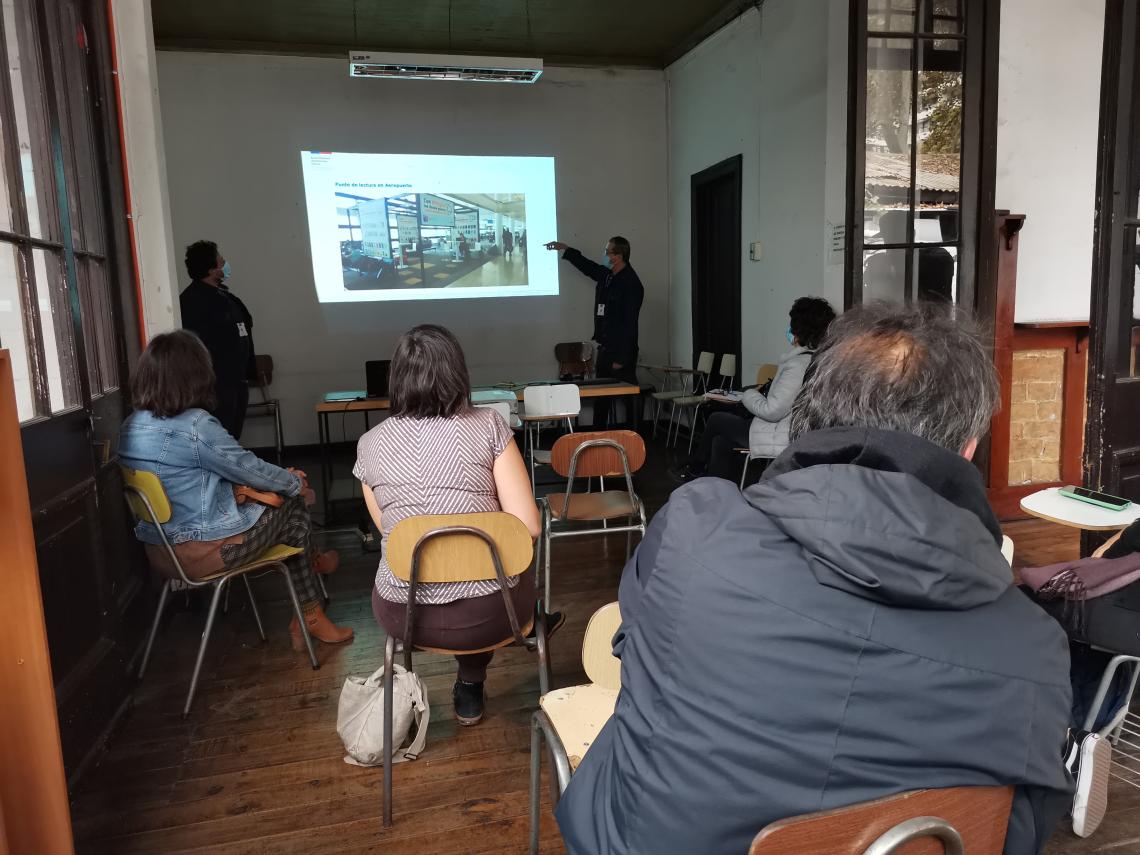 Equipo de la Biblioteca Pública Digital dictando una charla sobre audiolibros y libros digitales.