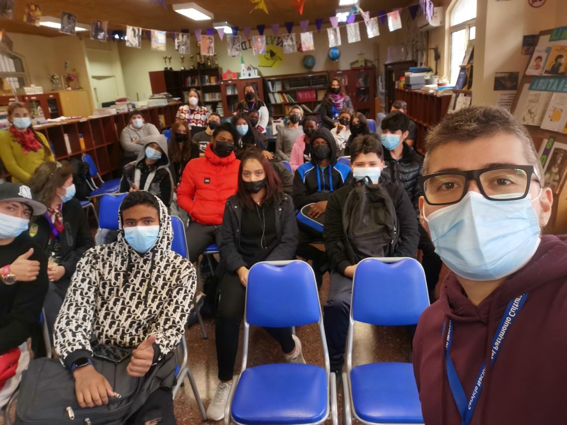 Una selfie de Diego Valdés, periodista de Biblioteca Pública Digital y booktuber del canal Letras en Tinta, junto a las y los estudiantes que asistieron a la charla sobre booktubers y la BPDigital.